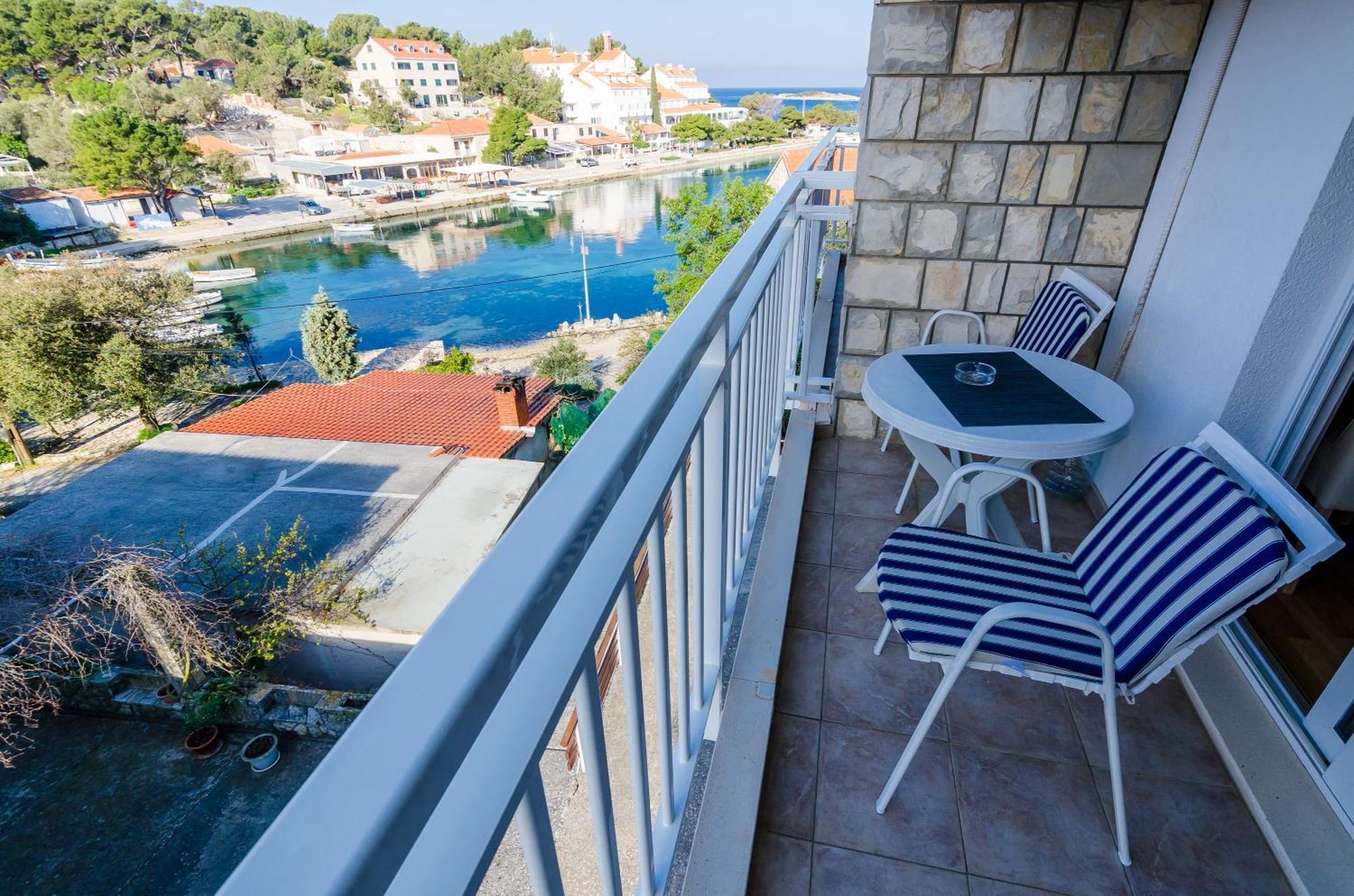 Apartments Lorena Mljet Pomena Exterior photo